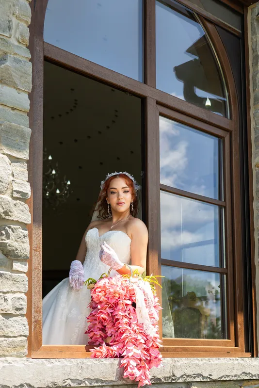 Bride and groom at Graydon Hall Manor — Fotogracia